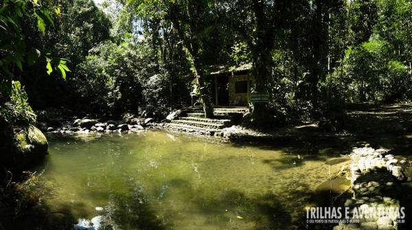 Panorâmica da piscina natural com a sauna ao fundo