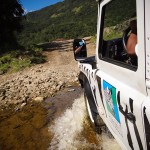 Land Rover atravessando rios no Safari do Portobello Resort