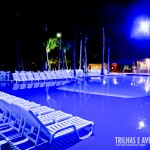 Iluminação noturna da piscina no Portobello Resort e Safari