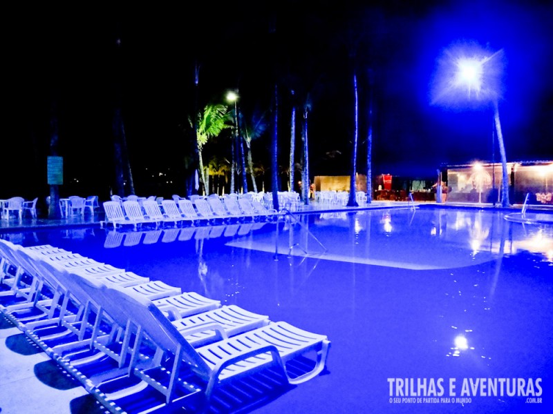 Iluminação noturna da piscina no Portobello Resort e Safari
