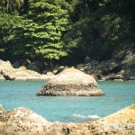 Essa pedra em formato piramidal só aparece na maré baixa