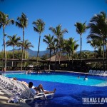 Área da piscina e espreguiçadeiras do Portobello Resort e Safari