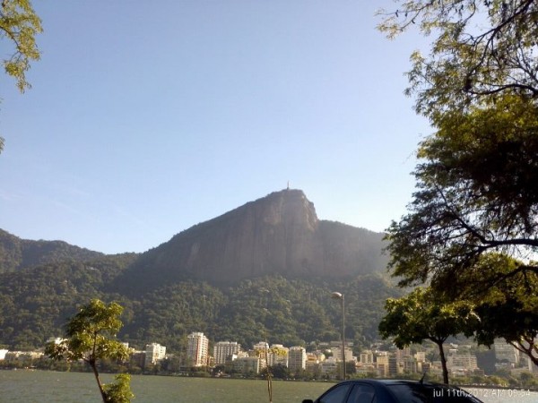 Foto tirada de dentro do carro, na Lagoa Rodrigo de Freitas - RJ, sem uso de zoom