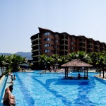 Panorâmica da piscina de borda infinita no hotel