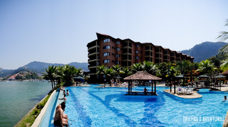Panorâmica da piscina de borda infinita no hotel