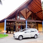 Carro da UNIDAS em frente a recepção do hotel