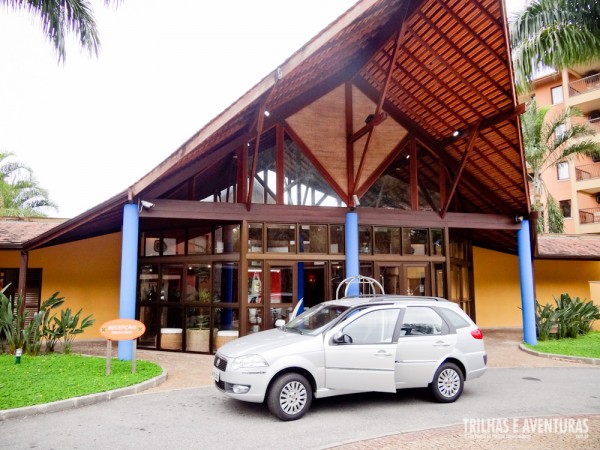 Carro da UNIDAS em frente a recepção do hotel