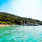 Uma das praias que paramos durante o passeio de barco em Paraty