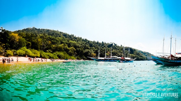 Uma das praias que paramos durante o passeio de barco em Paraty