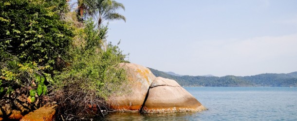 Uma ilha deserta de águas calmas e cristalinas... isso é Paraty!