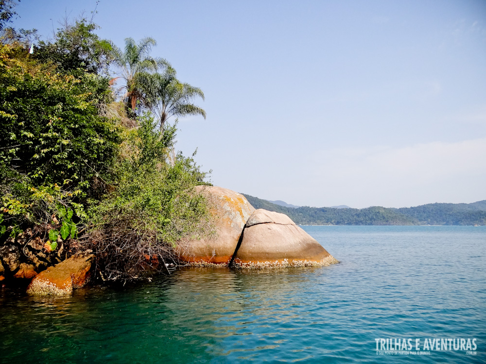 Uma ilha deserta de águas calmas e cristalinas... isso é Paraty!