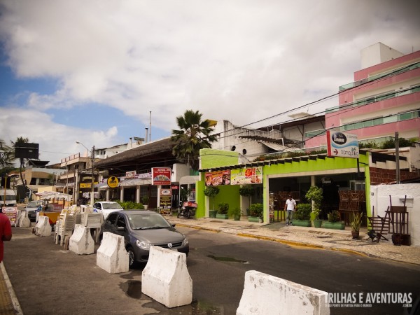 Cadeiras ocupando o lugar de vagas de carros