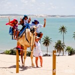 Andar de Dromedário nas dunas de Genipabu é um passeio para toda a família