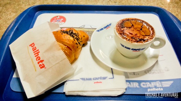 Cappuccino e croissant, uma dupla infalível antes do voo