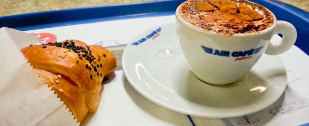 Cappuccino e croissant, uma dupla infalível antes do voo