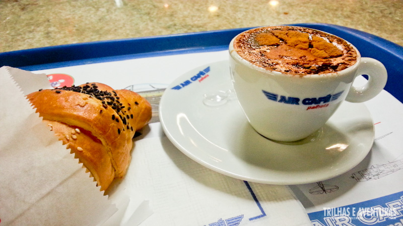Cappuccino e croissant, uma dupla infalível antes do voo