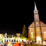 Igreja de São Pedro iluminada em Gramado