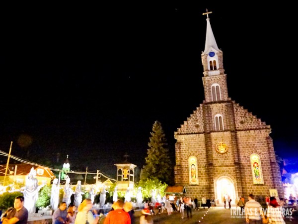 Igreja de São Pedro iluminada em Gramado