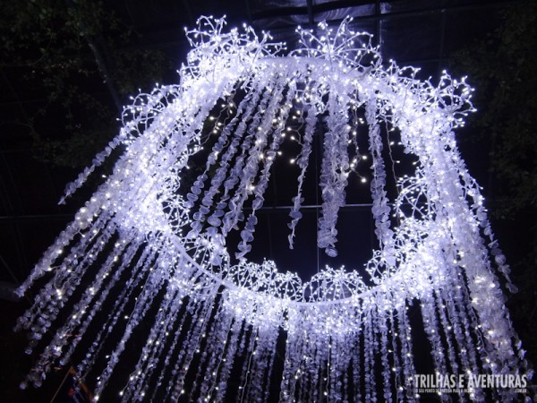 Detalhe dos lustres na Rua Coberta, em Gramado