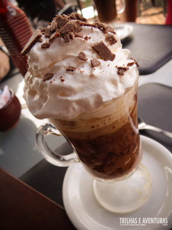 Taça de Café com Chocolate que tomei na Caracol Gourmet, em Canela