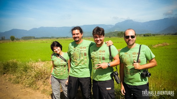 "Uniformizados" com as camisas da Camiseteria e calças-bermuda da Conquista