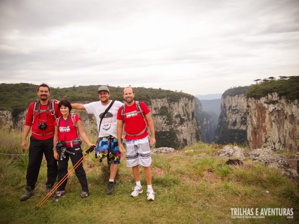 Adventure Bloggers posando pra foto com o Cânion Itaimbezinho de fundo