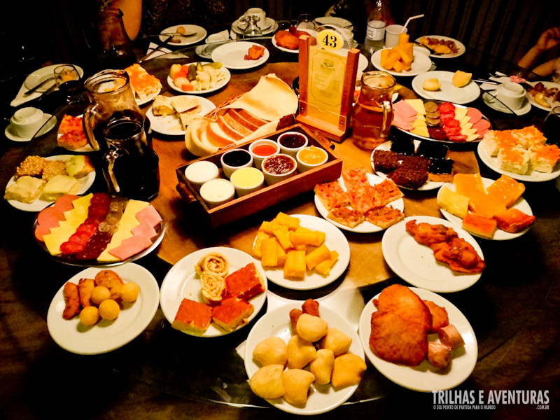 Mesa completa do Bela Vista Café Colonial, em Gramado