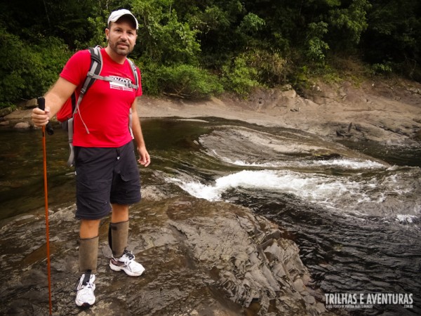 Mochila Deuter, Camisa DryCool, Calça-Bermuda Conquista e Bastão de Caminhada Azteq