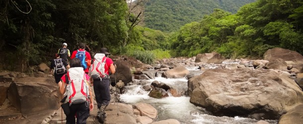 A caminhada é sempre feita nas margens ou por dentro do Rio do Boi