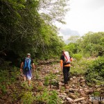 Muita atenção na caminhada por cima de pedras de rio