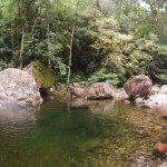 Uma grande piscina natural te espera no fim da trilha