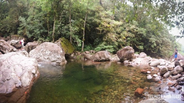 Uma grande piscina natural te espera no fim da trilha