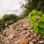 Caminhar por cima de pedras exige muita atenção