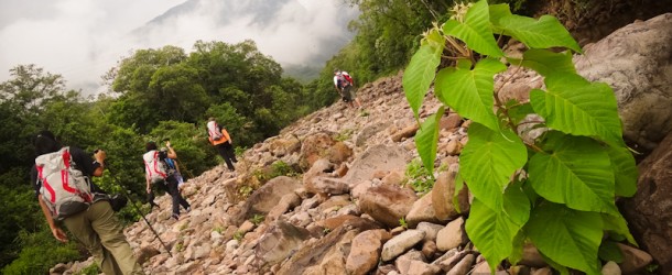 Caminhar por cima de pedras exige muita atenção