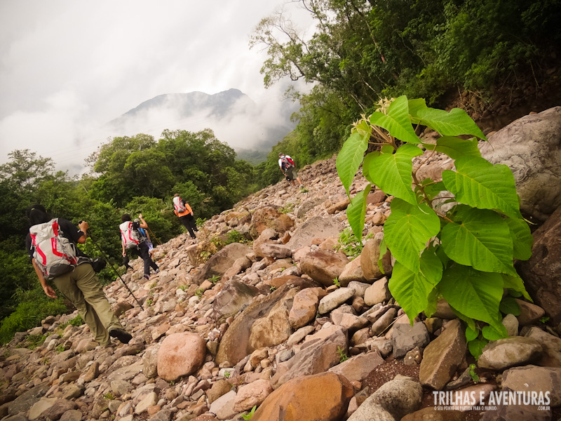 Caminhar por cima de pedras exige muita atenção