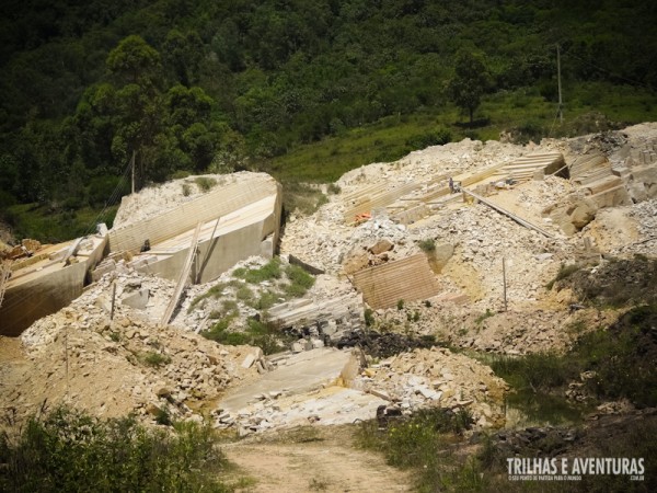 Pedreira de Arenito Botucatu que é utilizada na construção de casas da região