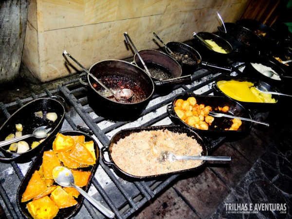 Comida boa em panela de ferro