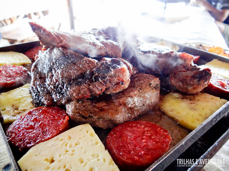 Carne, linguiça e queijo coalho na chapa