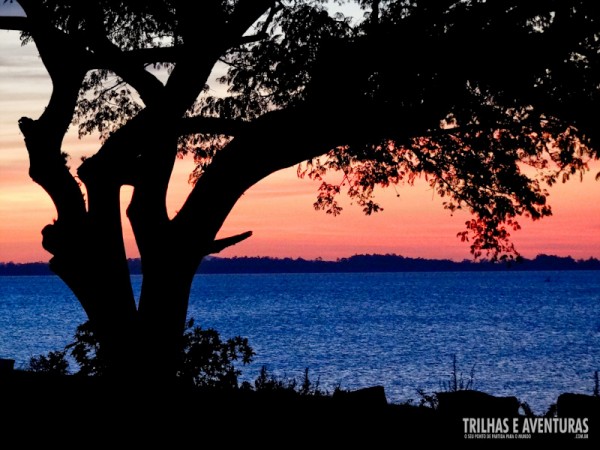 Vale a pena esperar o pôr-do-sol tomando um café às margens do Guaíba