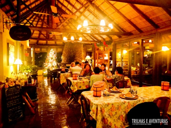 Restaurante do Parador Casa da Montanha preparado para um jantar romântico no campo