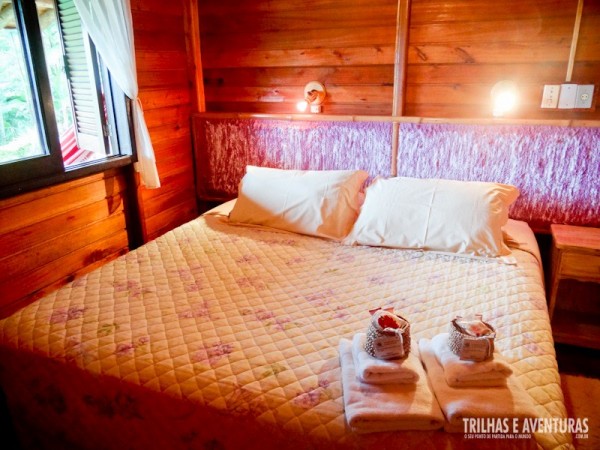 Quarto de casal com cama king size e kit de boas vindas