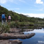 Atravessando o rio para ver a Cachoeira do Tigre Preto