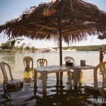 Cadeiras e mesas dentro d'água