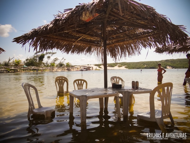 Cadeiras e mesas dentro d'água