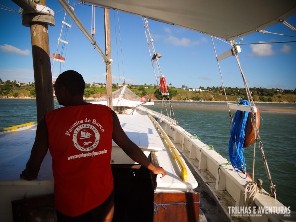 Tripulação uniformizada no passeio do Barco Aventureiro