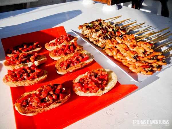 O almoço é servido a bordo com bruschettas e espetinhos grelhados