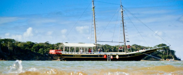 O Barco Aventureiro visto do banco de areia