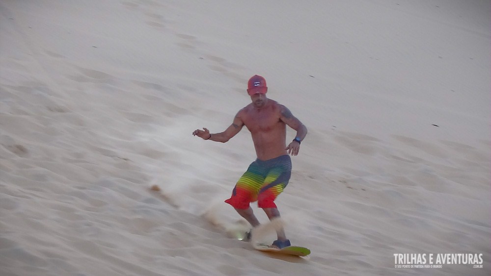 Os nativos fazem manobras radicais no Sandboard