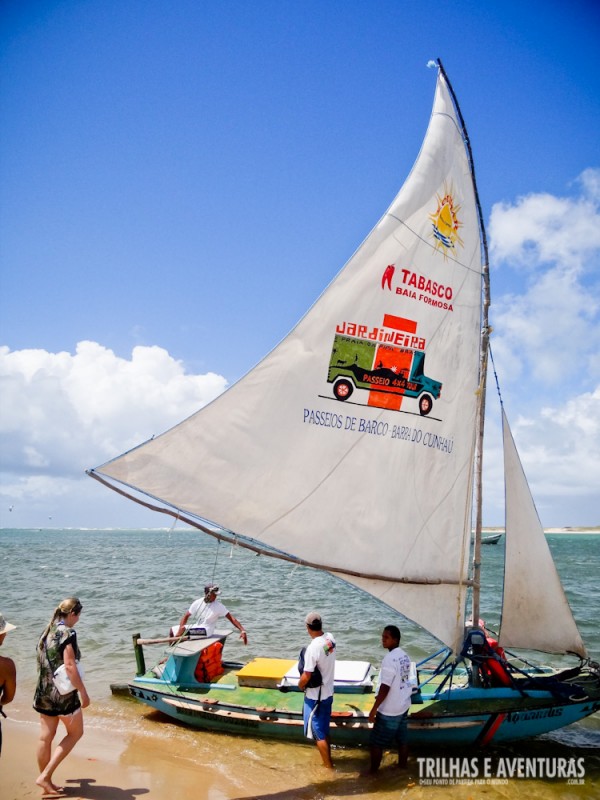 A jangada que atravessa a Barra do Cunhaú até a praia