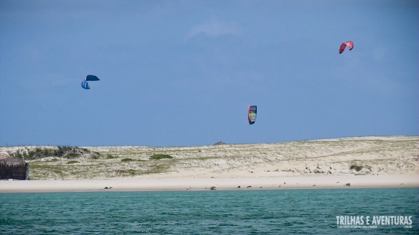 Ao longe já é possível ver os Kitesurfs na Praia de Cunhaú